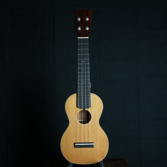 Sakata Guitars US-2C ウェスタンレッドシダー・ソプラノ — 師走のウクレレ展 2025 出品モデル