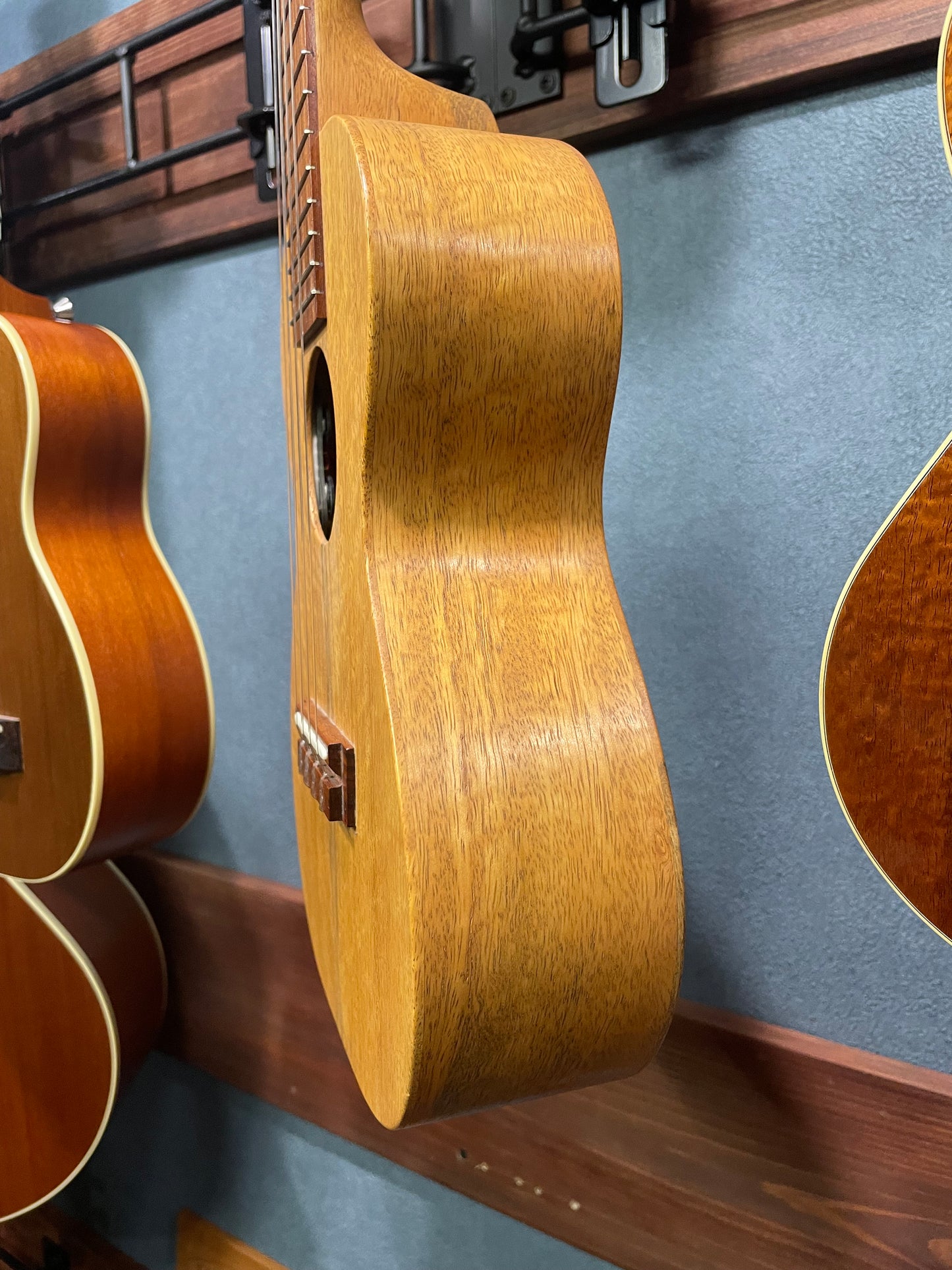 在庫しています！【店頭限定】Shimo Guitars mango コンサート2006年製（PU搭載）
